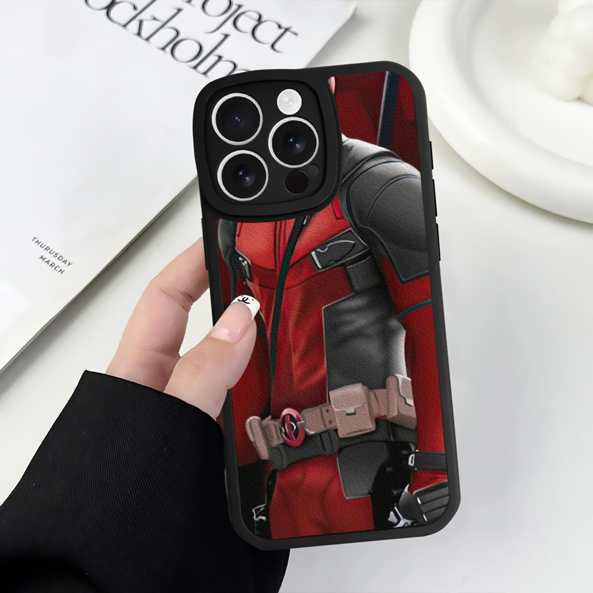 （画像用） Deadpool デッドプール 【iPhone 16シリーズ対応】シリコンスマホケース（レザー調） 材質：シリコン